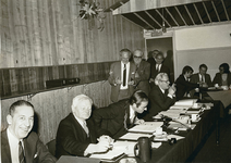 6349 - Tijdens de raadsvergadering werd L. den Besten beëdigd als gemeentesecretaris. De secretaris neemt zijn plaats ...