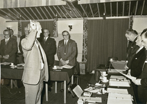 6350 - Tijdens de raadsvergadering werd dhr. L. den Besten beëdigd als gemeentesecretaris. Van links naar rechts: J. ...