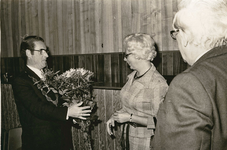 6353 - Burgemeester E.Ph. Veen geeft een bos bloemen aan mevrouw Den Besten in verband met de beëdiging van haar ...