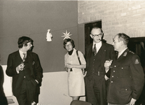 6367 - Van links naar rechts: mevrouw A. Hoekzema, burgemeester H.J. Langman en de heer Van Bochhove. Tijdens de ...