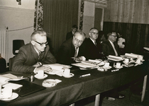 6377 - De raadsvergadering met van links naar rechts: dhr. J. Wieberdink, dhr. A.H. Vellekoop, dhr. W. Hamstra en dhr. ...