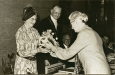 6423 - Links mevrouw Langman ontvangt een cadeau, haar echtgenoot, burgemeester dhr. H.J. Langman, rechts van haar, ...