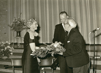 6425 - In verband met het afscheid van burgemeester dhr. H.J. Langman wordt hem en zijn echtgenote een bos bloemen ...
