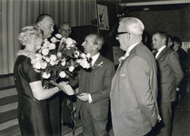 6430 - Burgemeester dhr. H.J. Langman neemt afscheid als burgemeeste. Hij en zijn vrouw ontvangen een bos bloemen van ...