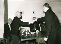 6456 - Afscheidsreceptie van burgemeester dhr. H.J. Langman. Wethouder Rikkers (links) schudt de burgemeester de hand. ...