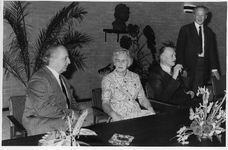 6466 - Afscheidsreceptie van burgemeester H.J. Langman. Van links naar rechts: wethouder dhr. J.G. Hendriks, mevr. ...