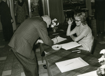 6482 - Afscheidsreceptie van burgemeester dhr. H.J. Langman. Rechts Ida Schreuder, zij zat bij het receptiealbum