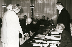 6491 - In verband met het officiële afscheid van burgemeester dhr. H.J. Langman is er een receptie in het Kerkelijk ...
