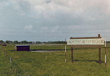 6740 - Het bord Landmeten niet op de grond was onderdeel van het boerenprotest tegen het plan Ermelo-West. Er kwamen ...