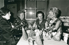 7408 - Van links naar rechts: mevrouw Holtrop, mevrouw Vellekoop, mevrouw Leene en mevrouw Van de Wel