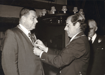 7417 - De heer Mr. H.H.J. Beernink (links) ontvangt van burgemeester dhr. E.Ph. Veen een zilveren pauw. Dhr. Mr. W.J. ...