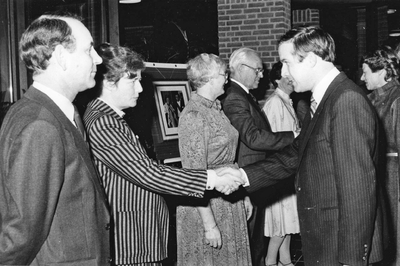 7423 - Dhr. Mulder, die eigenaar is van het Boshuis , staat achter een buffet en serveert een lekker hapje op het bord ...