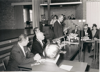 7735 - De gemeentesecretaris leest in de buitengewone raadsvergadering het Koninklijk Besluit voor, waarin de benoeming ...