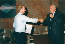 8176 - De heer Arie van de Berg (gemeentebode) ontvangt zijn certificaat van wethouder A.H. Vellekoop