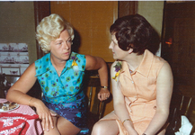8274 - Mevrouw Faber en mevrouw Peters tijdens de bijeenkomst van de uitreiking van de zilveren pauw