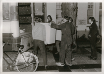 8353 - Verhuizing meubilair en materiaal naar het Oude Huis van Barmhartigheid. Hier op de rug gezien de heer F. ...