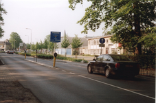 8380 - Opname van de Harderwijkerweg met rechts de V.A.D. garage en het kantoor. Het bord in het midden verwijst naar ...