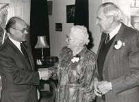 8389 - Burgemeester de heer P.Th. Bunjes (links) feliciteert het echtpaar De Groot - Jubels met hun 50-jarig ...