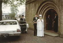 8410 - Na de kerkelijke huwelijksplechtigheid staat het bruidspaar Schiffer gereed om in de auto te stappen. Dominee de ...