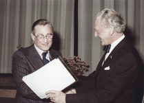 8427 - Ter gelegenheid van het afscheid van de heer J. van Sloten na een ruim veertigjarig dienstverband als Chef afd. ...