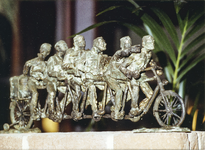 8473 - Bronzen beeld van zes mannen op een tandem; de tweede man van rechts wijst. Dit beeld is te vinden in het gemeentehuis