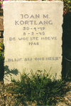8489 - Grafsteen van Joannes Martinus Kortlang: opgepakt door de SD bij De Woeste Hoeve , overgebracht naar de Koning ...