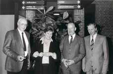8553 - Wethouders in het nieuwe college: v.l.n.r.: Drs. A.H. Vellekoop, mevrouw J.A.P. Van Namen-Van Eck, A.C.Strijbos, ...
