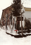 8557 - Restaurant Het Boshuis (buurtschap Drie). De skie's staan in de sneeuw