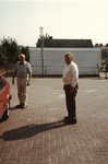 8590 - Frans Van de Linde met een klant bij zijn benzinestation