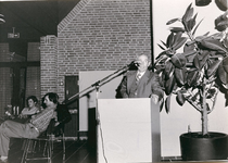 8621 - De heer G. Huisman neemt afscheid als medewerker van gemeentewerken. Hier de jubilaris in de Dialoog aan zijn ...