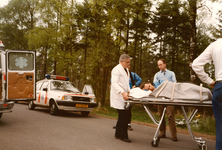 8622 - Een wielrenner heeft een ongeval gehad. De heer Aalt Bakker van de ambulancedienst heeft hem op de brancard ...