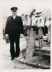 8652 - De heer Lammert van de Pels, hij was grafdelver op de gemeentelijke begraafplaats. Van 1940-1978 was hij ook ...