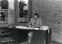 8655 - De heer W. van Renselaar - hier zittend achter het bureau - is benoemd tot directeur van de Sociale Dienst in ...