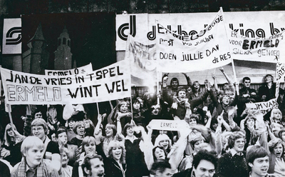 9339 - Ermelose supporters moedigen de deelnemers aan het Stedenspel aan