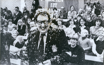 9342 - Badmeester Piet De Jong werd bedolven onder veren. Piet De Jong was gehuwd met Nel Huisman en had samen met haar ...