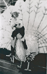 9349 - De mascotte van Ermelo zijnde de Witte Pauw tijdens het stedenspel Ermelo-Wonseradiel