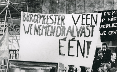 9351 - Spandoek van Ermelo tijdens het Stedenspel. Rechtsonder, staande met bril: Peter v.d. Ham en derde persoon: de ...