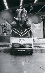 9352 - Tijdens het stedenspel Ermelo-Wonseradiel moest deze bestelwagen door vier personen over een baan geduwd worden