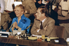 9356 - Judith Bosch (omroepster van de Nederlandse Christelijke Radio Vereniging (NCRV) en naast haar burgemeester Veen ...