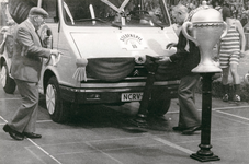 9359 - De deelnemers van het team van Ermelo hebben een bestelauto nét te ver geduwd. Barend Barendse kijkt toe