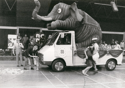 9360 - Tijdens het Stedenspel Ermelo-Wonseradiel wordt nauwkeurig gekeken hoe ver de bestelwagen van de pion af staat.
