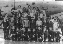 9424 - Het schoolreisje van de leerlingen van de Horsterschool voert hen naar Schiphol; aldaar werden zij vereeuwigd. ...