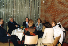 10651 - Tijdens de Nieuwjaarsreceptie hier v.r.n.l.: de dames Joke V.d. Velde en Omta. Naast haar wethouder E. Bilder ...