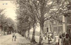 Nr.: 41 - Stationsweg met Chr. Lyceum, Harderwijk grindweg met bomen, rechts Chr. Lyceum met schoolkinderen