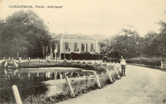 Nr.: 120 - Harderwijk, Huize Voorland kijkje over de gracht naar Huize Voorland (Flevorama)