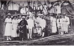 KC.1-2 Genomen bij de eerste-steenlegging van het Tjiboenoetkerkje te Bandung, 1920., 1920.