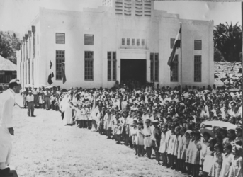 KC.8-3 Aubade door kinderen voor een Protestantse kerk in Tomohon ter gelegenheid van het regeringsjubileum van ...