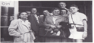 KC.9-1 Dokter Zending Veldstra dan keluarga pada saat tiba di Makasar, 1947.,