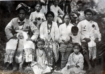 84 Foto genomen tijdens de goeroe-conferentie van 1934 op Timor. Bijschrift van Ds. E. Durkstra: 'In Lelaboko. 1. De ...