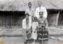 86 Ds. E. Durkstra met de radja van Amfo'an, diens vrouw en dochtertje te Lelogama, 1934, voor de woning van de radja., 1934